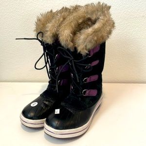 Women’s black and purple snow boots size 4
